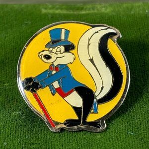 1994 Pepe Le Pew Warner Bros Looney Tunes‎ Skunk Cartoon Lapel Hat Vest Pin 1”